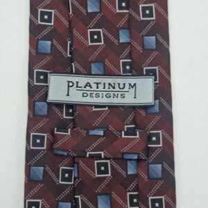 Etiqueta Platinum Designs aplicada em gravata vinho de seda com acabamento interno