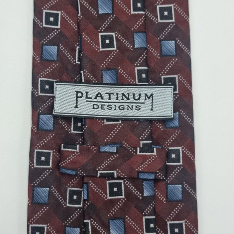 Etiqueta Platinum Designs aplicada em gravata vinho de seda com acabamento interno