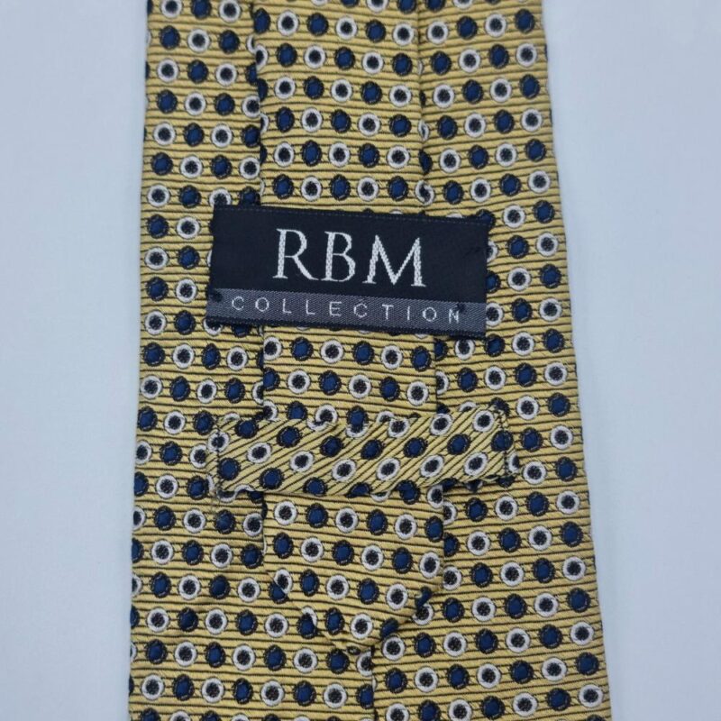 Etiqueta da marca RBM Collection aplicada em gravata de seda amarela tradicional