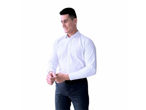 Homem vestindo camisa social branca de tecido passa-fácil, ajustando o punho com visual elegante e profissional.