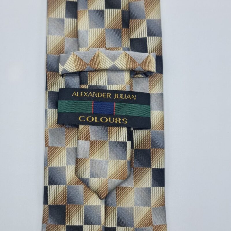 Verso da gravata amarela e cinza com etiqueta original da marca Alexandre Julian