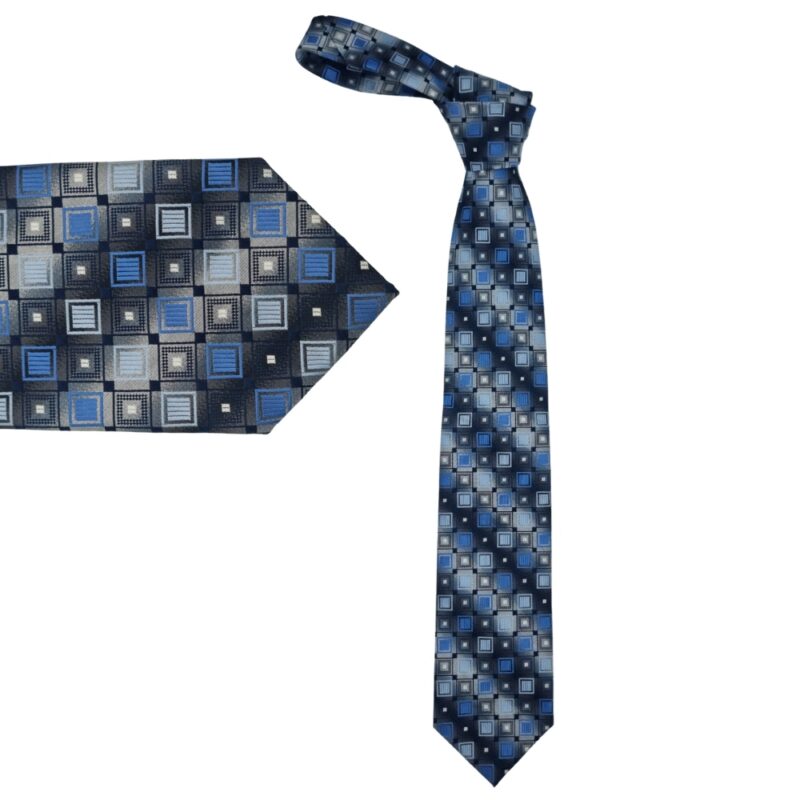 Gravata azul com nó ajustado e caimento social clássico