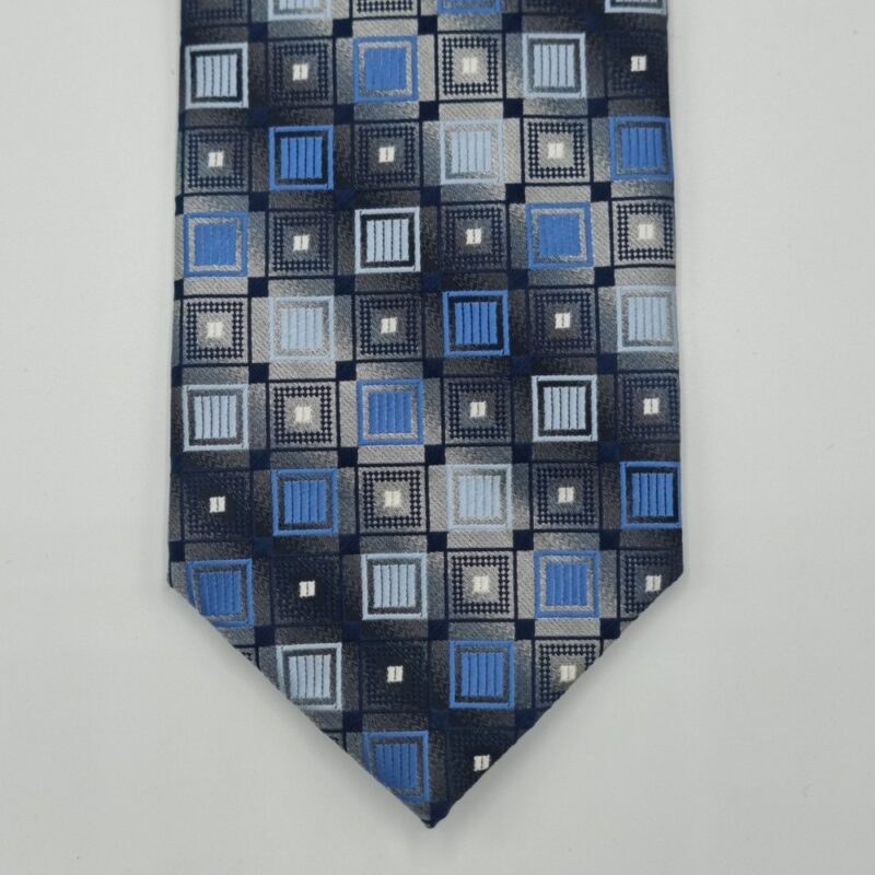 Ponta frontal da gravata azul com acabamento elegante e tradicional