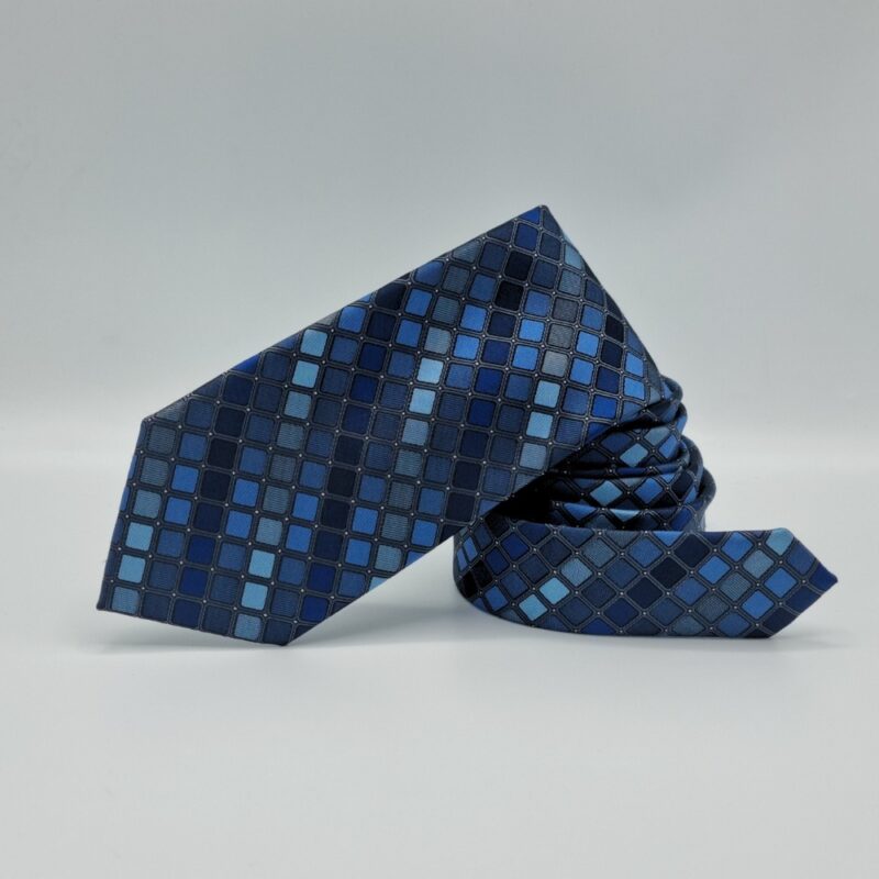 Detalhe do tecido da gravata azul marca George com textura sofisticada