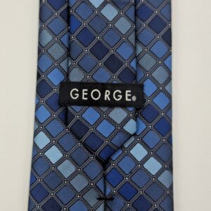 Verso da gravata azul marca George com etiqueta original e estampa geométrica