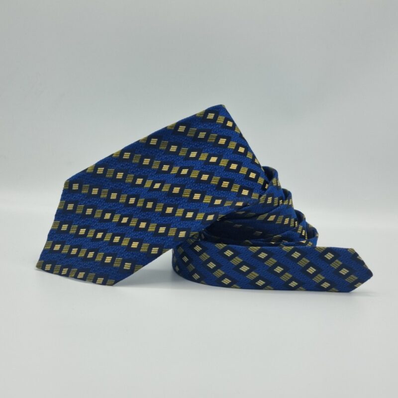 Detalhe do tecido da gravata azul em seda Studio Fumagallis tradicional