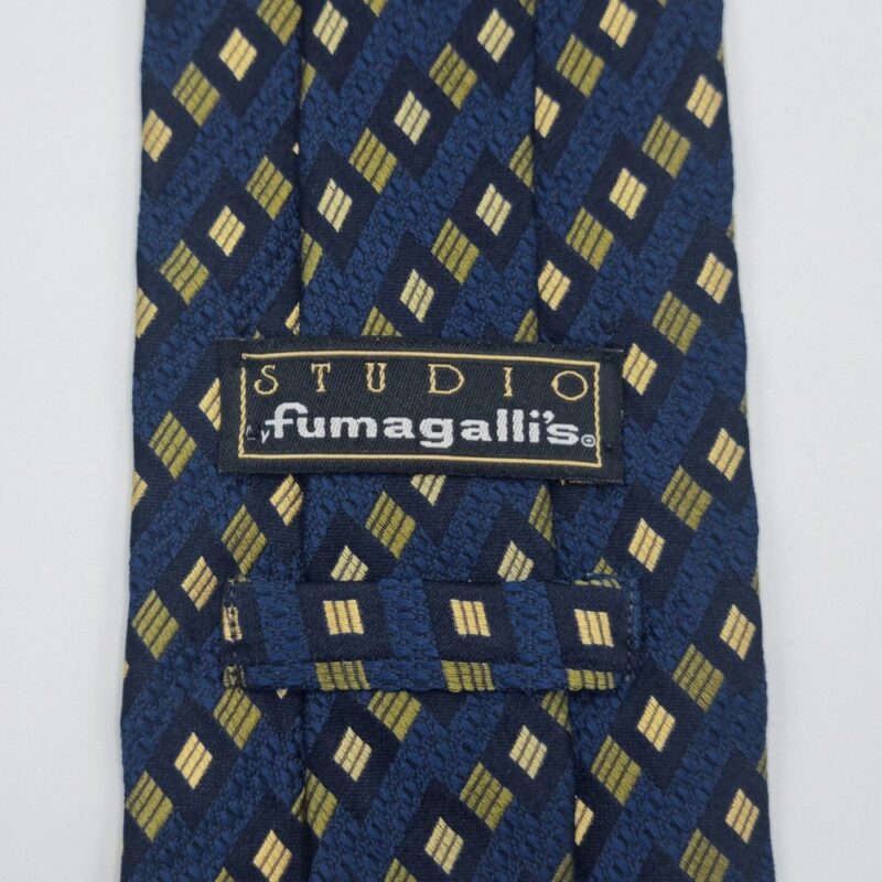 Verso da gravata azul em seda com etiqueta original Studio Fumagallis