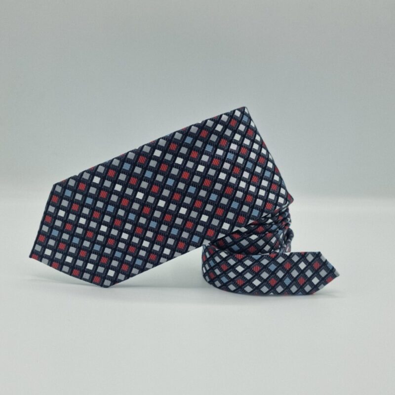 Detalhe da estampa da gravata cinza Alexandre Julian com acabamento refinado