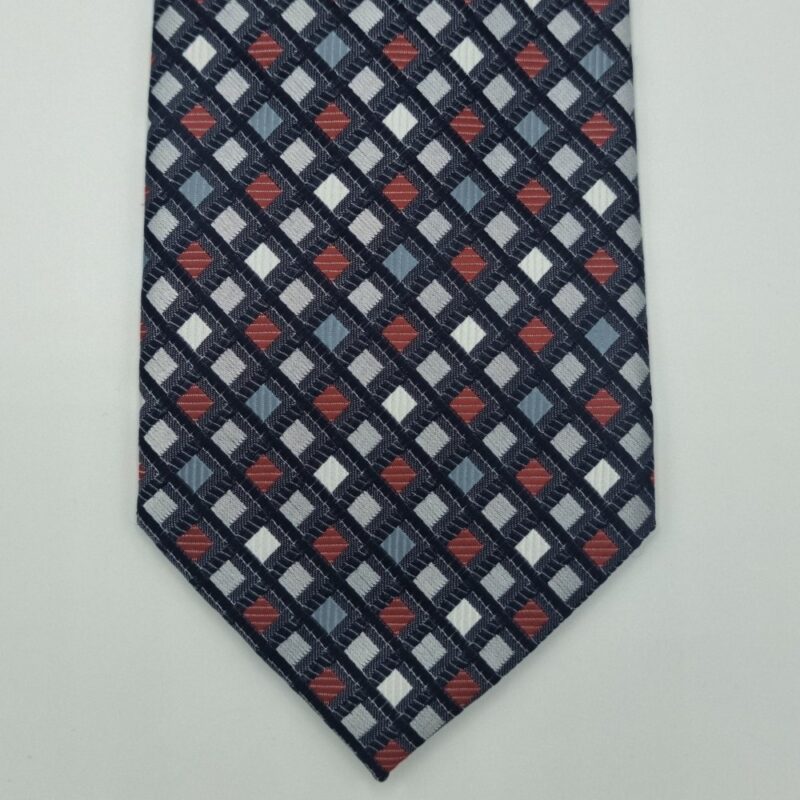 Ponta frontal da gravata cinza com detalhes e acabamento social elegante