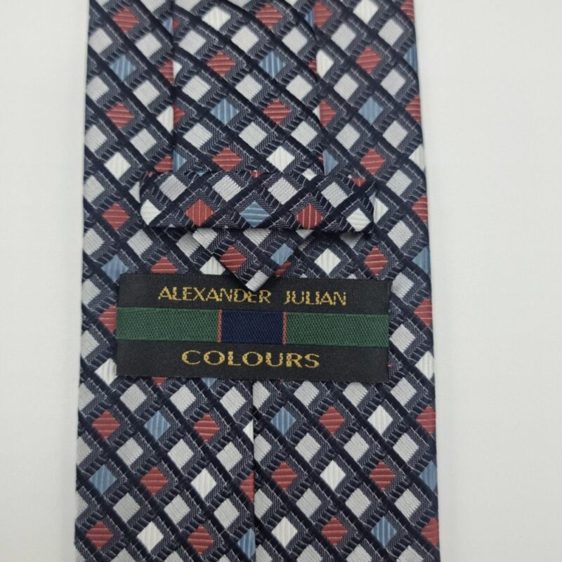 Verso da gravata cinza com detalhes e etiqueta original Alexandre Julian