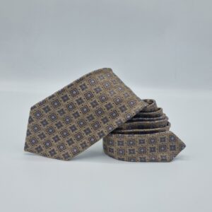 Detalhe da estampa da gravata marrom escuro Eagle em seda