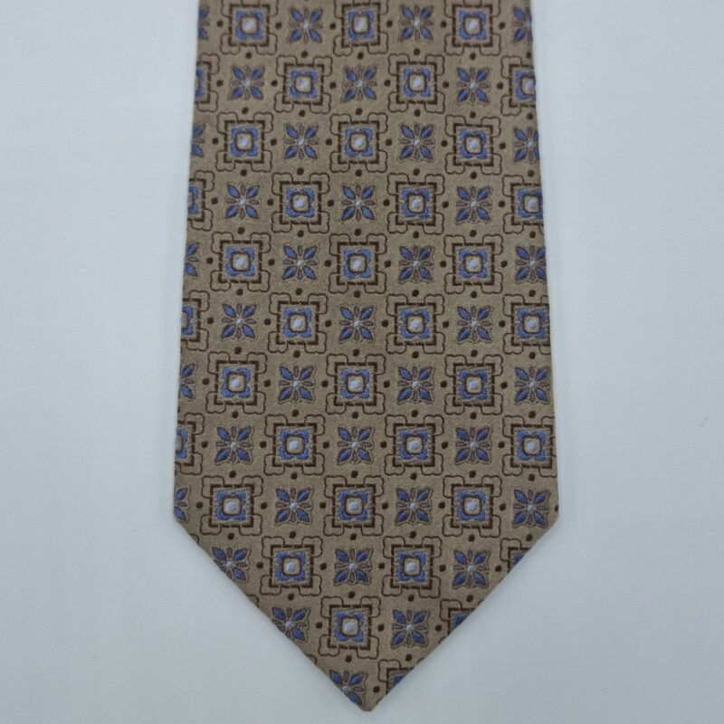 Ponta frontal da gravata marrom escuro em seda com padronagem geométrica elegante