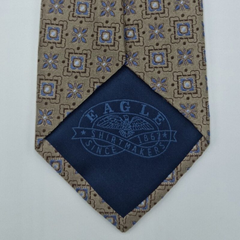 Verso da gravata Eagle marrom escuro com forro interno azul e assinatura da marca