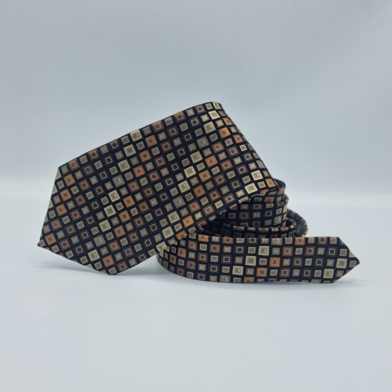 Gravata marrom em seda dobrada destacando textura e acabamento sofisticado