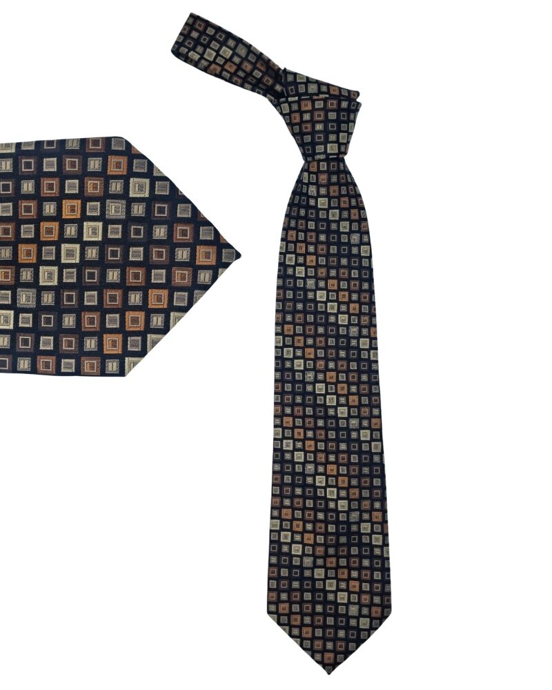 Vista frontal da gravata marrom em seda com desenho geométrico tradicional