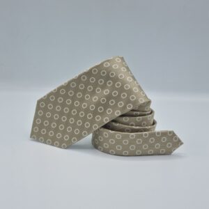 Detalhe da estampa circular da gravata creme claro Paul Fredrick em seda