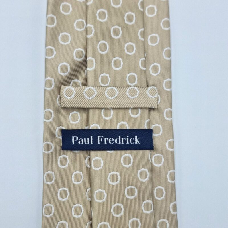 Verso da gravata Paul Fredrick creme claro com etiqueta original da marca