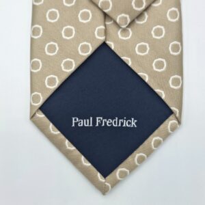 Detalhe do forro interno da gravata creme claro Paul Fredrick em seda