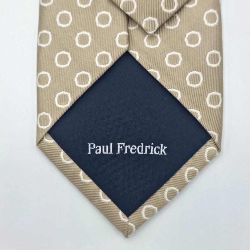 Detalhe do forro interno da gravata creme claro Paul Fredrick em seda