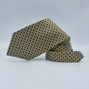 Gravata de seda amarela RBM Collection dobrada destacando caimento e estrutura