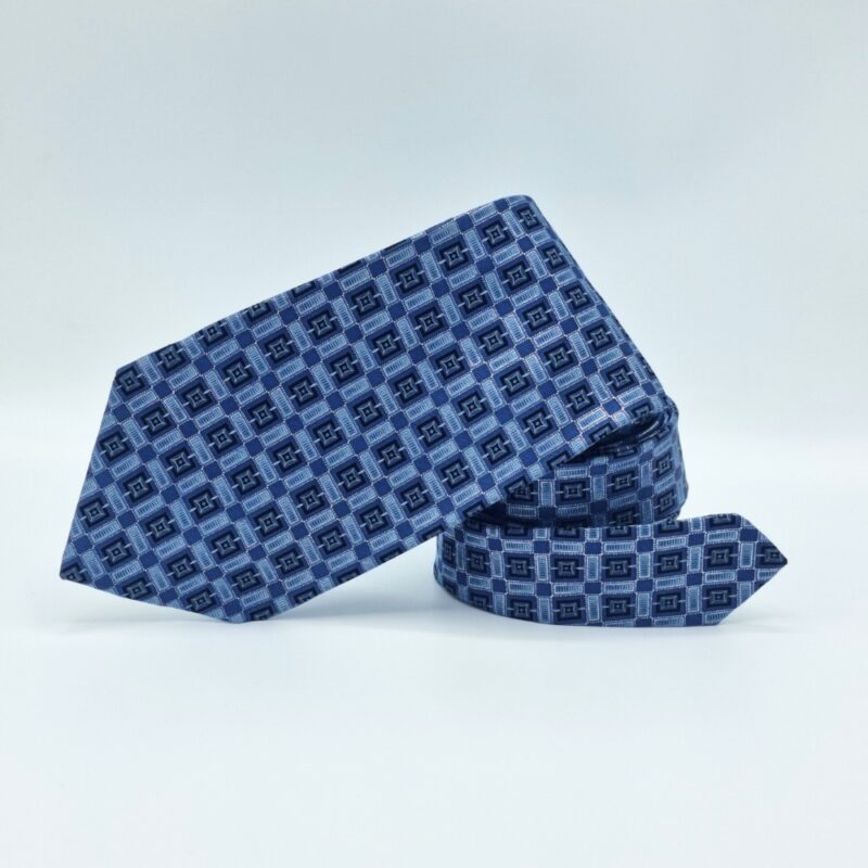 Gravata de seda azul Murano dobrada mostrando caimento e espessura do tecido