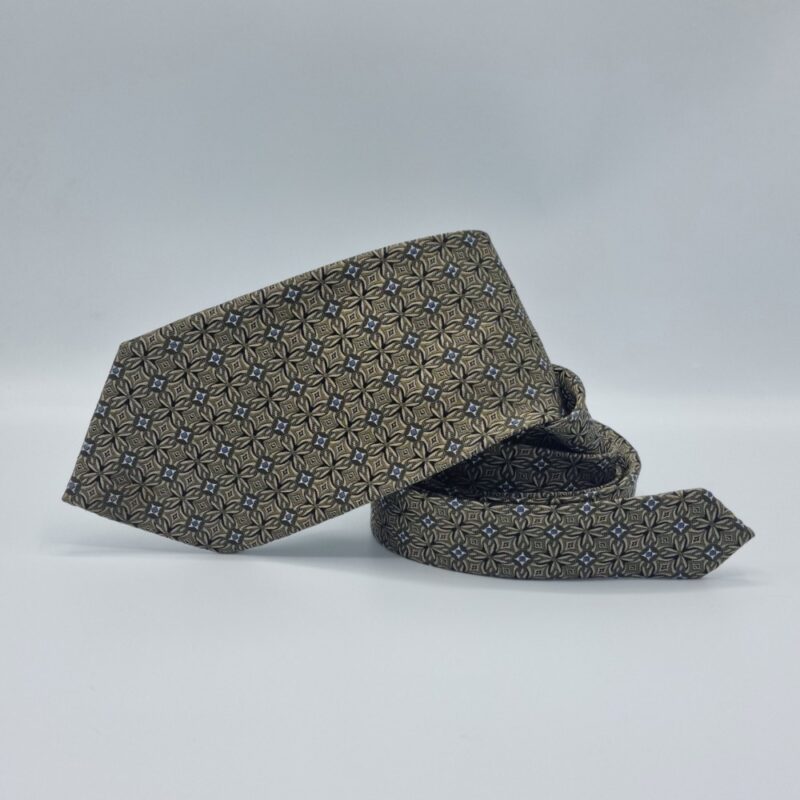 Gravata masculina de seda verde dobrada destacando estampa geométrica elegante