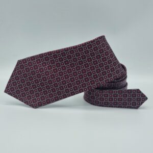 Gravata de seda vinho Pala Tina dobrada mostrando caimento e espessura do tecido