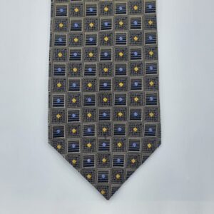 Ponta frontal da gravata verde escuro em seda com acabamento social elegante