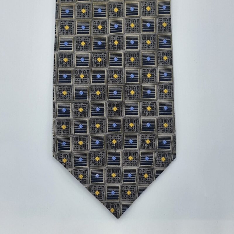 Ponta frontal da gravata verde escuro em seda com acabamento social elegante