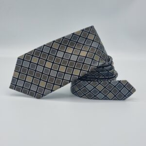 Detalhe do tecido da gravata verde escuro em seda Kenneth Cole Reaction