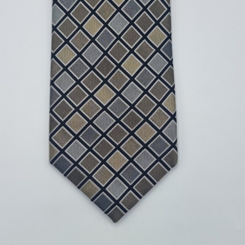 Ponta frontal da gravata verde escuro em seda com acabamento social elegante