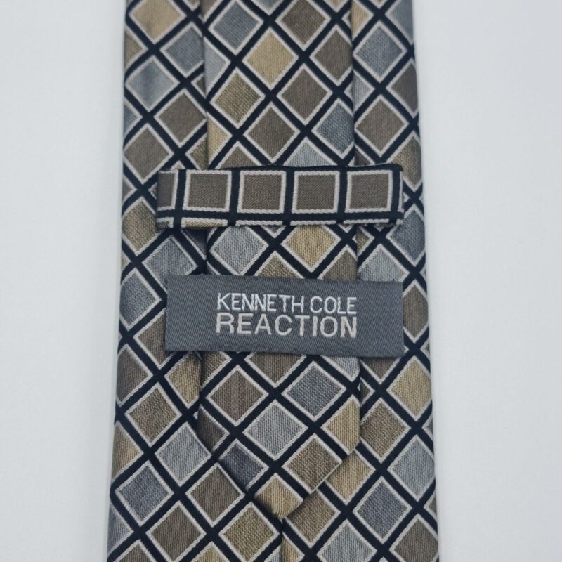 Verso da gravata verde escuro em seda com etiqueta original Kenneth Cole Reaction