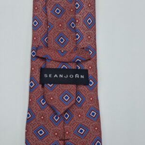 Verso da gravata vermelha em seda com etiqueta original da marca Sean John