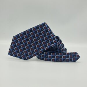 Gravata vinho e azul em seda dobrada destacando textura e acabamento tradicional