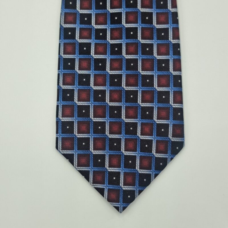 Ponta frontal da gravata vinho e azul em seda com padrão geométrico refinado