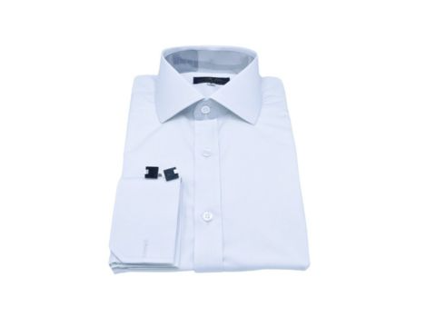 Camisa branca lisa em fio egípcio ideal para contrastes clássicos