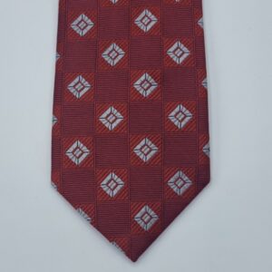 Detalhe da ponta da gravata extra long vermelha em seda com padrão geométrico