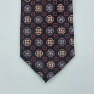 Detalhe da ponta da gravata de seda vinho Harve Benard com acabamento clássico