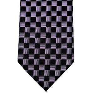 Detalhe da ponta da gravata masculina de seda com estampa geométrica refinada