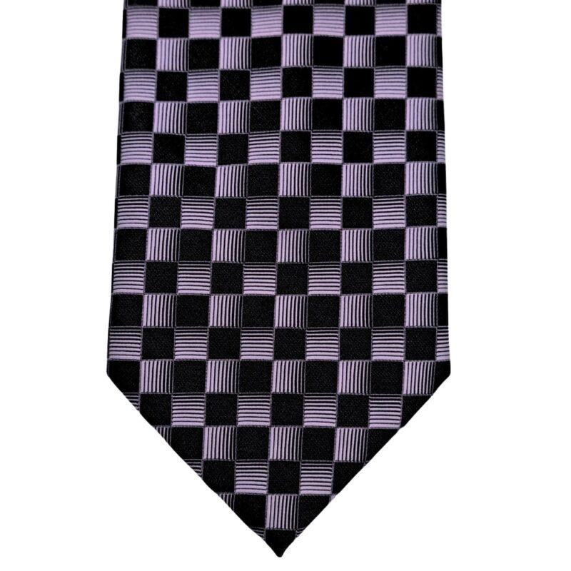 Detalhe da ponta da gravata masculina de seda com estampa geométrica refinada