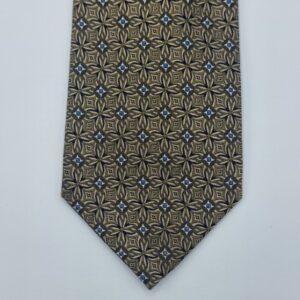 Detalhe da ponta da gravata de seda verde com acabamento social refinado