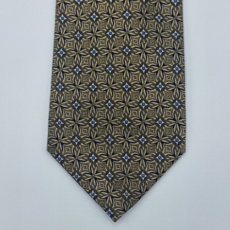 Detalhe da ponta da gravata de seda verde com acabamento social refinado