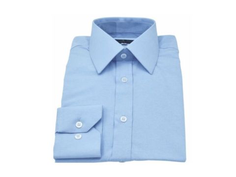 Camisa social azul clarinho masculina, modelo liso com colarinho francês e punho ajustado, dobrada e vista frontal.