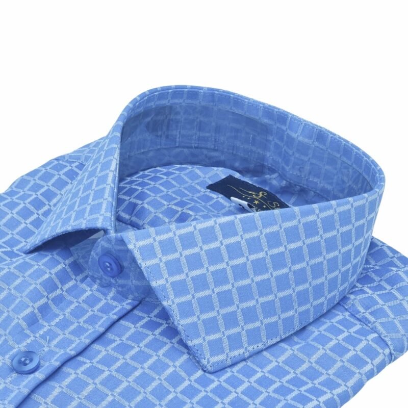 Gola italiana estruturada da camisa azul masculina vista lateral