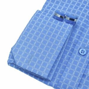Punho duplo da camisa azul masculina com abotoaduras elegantes