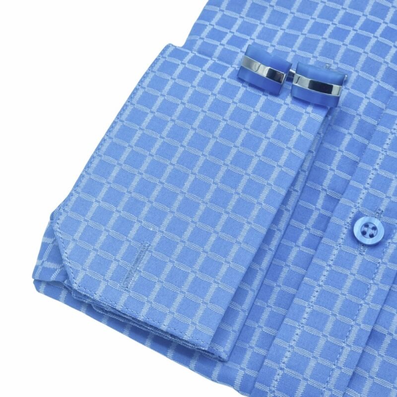 Punho duplo da camisa azul masculina com abotoaduras elegantes