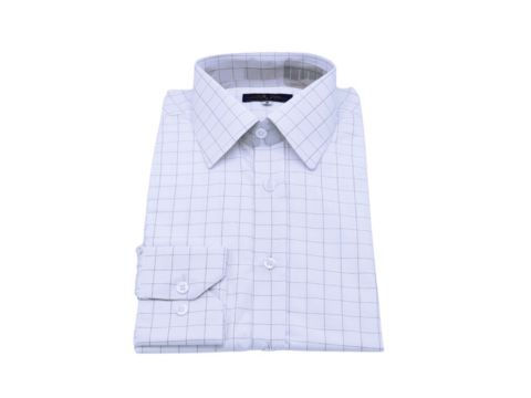 Camisa social branca com padrão quadriculado bordô dobrada e disposta sobre fundo branco.