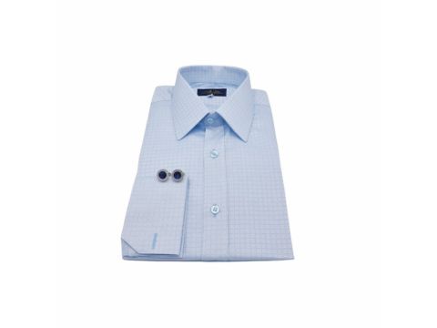 Camisa social azul clarinho dobrada, com punhos franceses e botões elegantes, ideal para palestrantes.