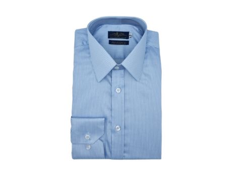Camisa social azul clara com listras finas e tecido premium fio egípcio, dobrada e pronta para uso em ambiente formal.