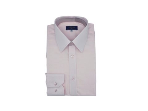 Camisa social rosa claro masculina com colarinho francês, punho duplo e acabamento refinado, dobrada e exibida de frente.